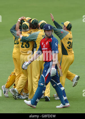 Cricket - The NatWest International Triangle Series - Final - Inghilterra / Australia - Lord's. Andrew Flintoff, l'Inghilterra, si avvicina mentre i giocatori australiani festeggiano Foto Stock