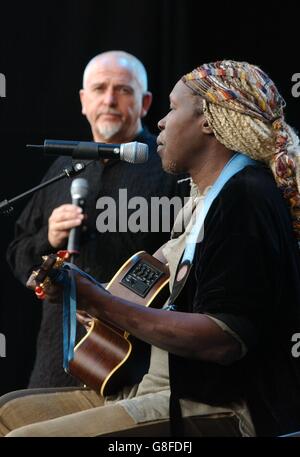 Geoffrey Oryema, dall'Uganda, e Peter Gabriel sono visti esibirsi sul palco. Foto Stock