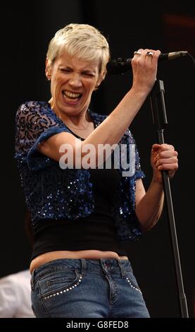 Concerto dal vivo di 8 - Hyde Park. Annie Lennox suona sul palco. Foto Stock