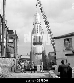 Gli studenti osservano il cono del naso montato sul razzo Thunderbird 3 di Barnardo presso B&S Displays, Kimberley Road, Londra. Il modello del razzo della serie televisiva Thunderbirds partirà domani per Birmingham, dove sarà presente alla Midlands Own Boys and Girls Exhibition prima di intraprendere un tour a livello nazionale come parte del Centenario del Dr Barnardo. Si trova a un'altezza di 10 metri e può ospitare fino a un massimo di 30 passeggeri nella sala strumenti, dotata di un videofono che consente ai passeggeri di vedere parte del viaggio nello spazio durante il volo. Foto Stock