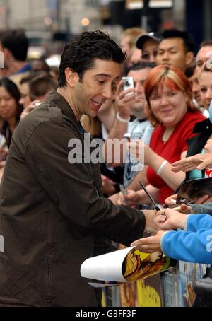 UK Charity Premiere of Madagascar - Empire Leicester Square. David Schwimmer firma autografi. Foto Stock