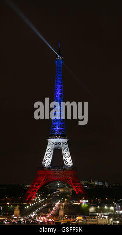 La Torre Eiffel è illuminata dai colori della bandiera della nazione francese mentre riapre per la prima volta dopo gli attacchi terroristici di venerdì sera. Foto Stock