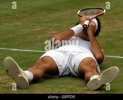 Tennis - Wimbledon Championships 2005 - Men's Final - Roger Federer / Andy Roddick - All England Club. Roger Federer in Svizzera celebra dopo la sua vittoria. Foto Stock