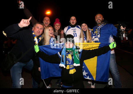 Tifosi della Bosnia-Erzegovina prima della seconda tappa di qualificazione UEFA euro 2016 tra Repubblica d'Irlanda e Bosnia-Erzegovina all'Aviva Stadium di Dublino. Foto Stock