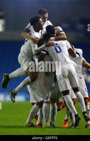 Il Duncan Watmore (non illustrato) dell'Inghilterra è fatto in giro dai compagni di squadra dopo aver segnato il suo secondo gol ai lati durante la partita di qualificazione UEFA European Under 21 Championship all'Amex Stadium di Brighton. Foto Stock