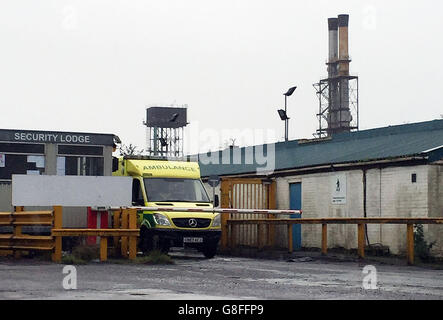 Un'ambulanza lascia lo stabilimento di produzione di Celsa a Cardiff, dove i servizi di emergenza sono stati chiamati a seguito di un'esplosione. Foto Stock