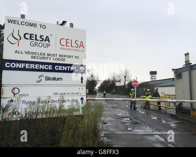 POLIZIA DISPONIBILE DI MIGLIORE QUALITÀ sul posto della fabbrica di produzione di Celsa, dove i servizi di emergenza sono stati chiamati a seguito di un'esplosione. Foto Stock