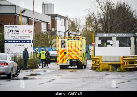 Un'ambulanza entra nel cancello di sicurezza della fabbrica di Celsa Manufacturing, dove i servizi di emergenza sono stati chiamati a seguito di un'esplosione. Foto Stock