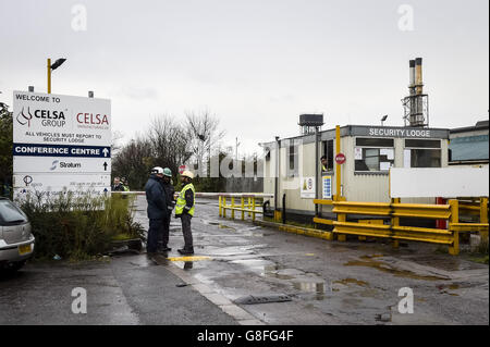 Polizia sulla scena della fabbrica di produzione di Celsa, dove i servizi di emergenza sono stati chiamati a seguito di un'esplosione. Foto Stock