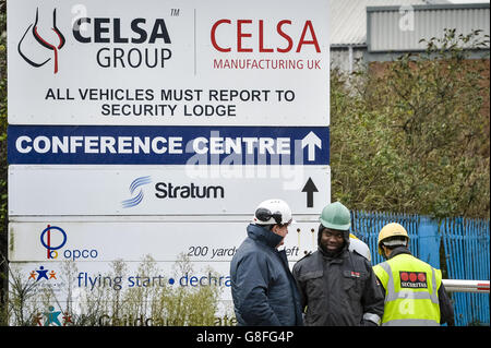 I lavoratori si riuniscono intorno al cancello di sicurezza della fabbrica di produzione di Celsa, dove i servizi di emergenza sono stati chiamati a seguito di un'esplosione. Foto Stock