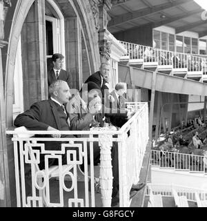 Campione mondiale di pugilato Heavyweight Muhammad Ali (secondo l) sorsegge una tazza di tè mentre guarda la partita Con Jeffrey Stollmeyer (l), responsabile del team delle Indie Occidentali della Spogliatoio dell'India occidentale con balcone Foto Stock