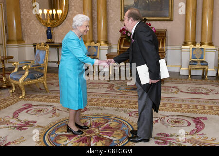 La regina Elisabetta II concede all'ambasciatore dell'Ecuador Carlos Abad Ortiz un'udienza mentre presenta le sue credenziali a Buckingham Palace, Londra. Foto Stock