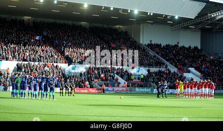 I giocatori di Bristol City e Hull City tengono un minuto di silenzio per l'attacco terroristico di Parigi prima della partita del campionato Sky Bet ad Ashton Gate, Bristol. Foto Stock