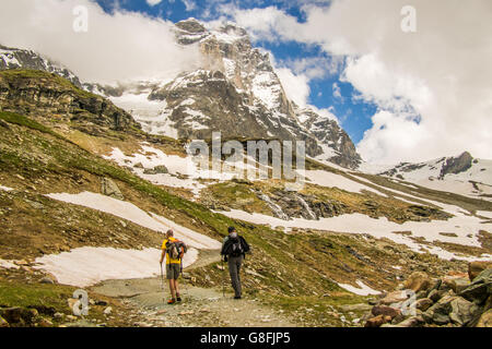Scenario a piedi da Breuil-Cervinia città ai piedi del Cervino mountain (aka Matterhorn), Valle d'Aosta, Italia. Foto Stock