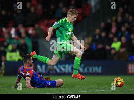 Duncan Watmore di Sunderland (a destra) si allontana da Damien Delaney del Crystal Palace durante la partita della Barclays Premier League a Selhurst Park, Londra. Foto Stock