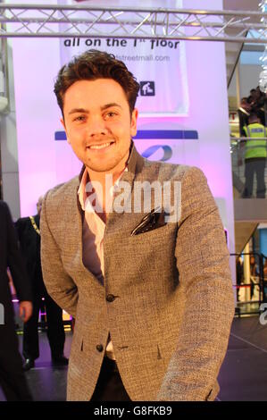 Ray Quinn canta un paio di brani dal suo ultimo album di swing, 2015 - l'ex-Brookie e danza su ghiaccio star divertirono la folla Foto Stock