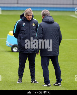 Manchester City Training - UEFA Champions League - Gruppo D - Juventus / Manchester City - City Football Academy. Il manager della città di Manchester Manuel Pellegrini (a sinistra) e il coach Brian Kidd durante la sessione di allenamento alla City Football Academy di Manchester. Foto Stock