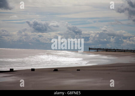 Nuvole la cancellazione della spiaggia con wind farm in background Skegness Lincolnshire Inghilterra Foto Stock