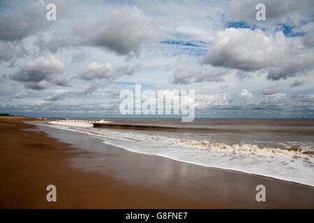 Nuvole la cancellazione della spiaggia con wind farm in background Skegness Lincolnshire Inghilterra Foto Stock