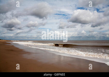 Nuvole la cancellazione della spiaggia con wind farm in background Skegness Lincolnshire Inghilterra Foto Stock