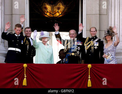 Membri della famiglia reale, da sinistra, il principe Harry, il duca di York, la regina Elisabetta II, il duca di Edimburgo, il conte di Wessex, E la contessa di Wessex, ondeggia dal balcone di Buckingham Palace dopo un bombardiere di Lancaster dalla battaglia della Gran Bretagna del volo commemorativo di RAF ha fatto cadere un milione di papaveri sopra il Mall. Foto Stock