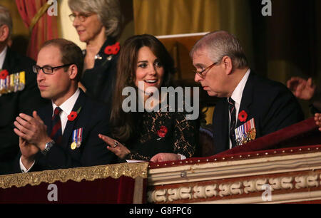 (Sinistra - destra) il Duca e la Duchessa di Cambridge e il Duca di York durante l'annuale Royal British Legion Festival of Remembrance alla Royal Albert Hall di Londra, che commemora e onora tutti coloro che hanno perso la vita in conflitti. Foto Stock