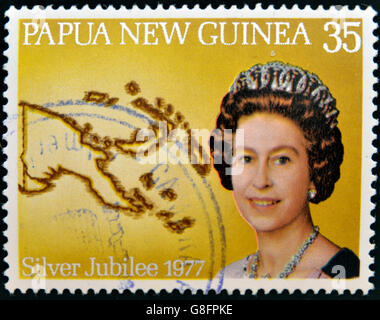 PAPUA NUOVA GUINEA - circa 1977: timbro stampato in Papua Nuova Guinea mostra aportrait Elizabeth II,silver jubilee in commemorazione, c Foto Stock