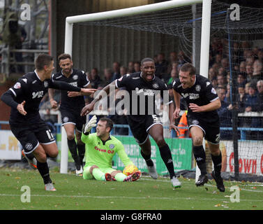 Rochdale / Wigan Athletic - Sky Bet League One - Spotland Stadium. Jason Pearce di Wigan Athletic (a destra) festeggia con i suoi compagni di squadra dopo che ha ottenuto il primo obiettivo del gioco del suo lato. Foto Stock