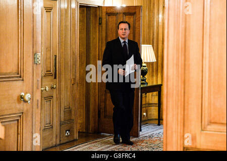 Il primo ministro David Cameron è arrivato nella Sala da pranzo di Stato di 10 Downing Street, Londra dopo aver presiedere un incontro di emergenza a Cobra, sulla scia di una serie di attentati terroristici coordinati a Parigi venerdì sera, che hanno lasciato almeno 127 persone morte e oltre 200 feriti. Foto Stock