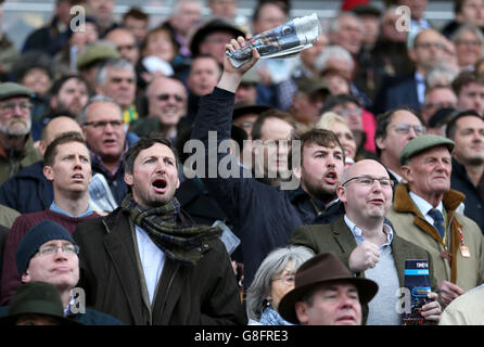 I Racegoers si acclamano a cavallo durante il secondo giorno dell'Open Meeting, all'ippodromo di Cheltenham. Foto Stock