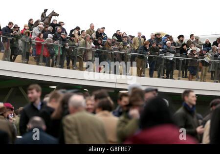 Racegoers sulla passerella a mezzaluna durante il secondo giorno dell'Open Meeting, all'Ippodromo di Cheltenham. Foto Stock