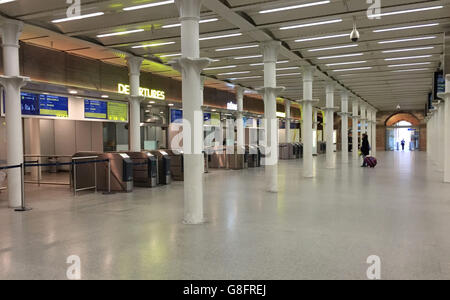Attacco del terrore di Parigi. Il gate delle partenze presso il terminal Eurostar della stazione St Pancras di Londra. Foto Stock
