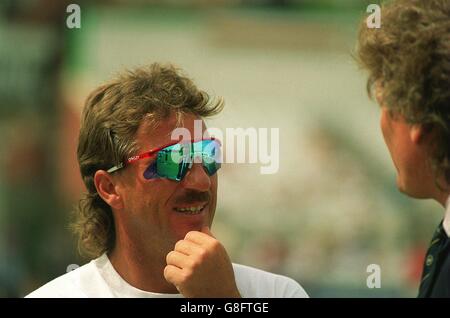 Ian Botham (l) di Worcestershire nei suoi occhiali da sole con Bob Willis Dopo la sua Inghilterra ricordare Foto Stock