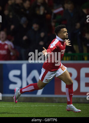 Nicky Ajose di Swindon Town festeggia il secondo obiettivo della partita durante la partita Sky Bet League One al County Ground, Swindon. PREMERE ASSOCIAZIONE foto. Data immagine: Sabato 14 novembre 2015. Vedi la storia di PA SOCCER Swindon. Il credito fotografico deve essere: Jon Buckle/PA Wire. Nessun utilizzo con audio, video, dati, elenchi di apparecchi, logo di club/campionato o servizi "live" non autorizzati. Foto Stock