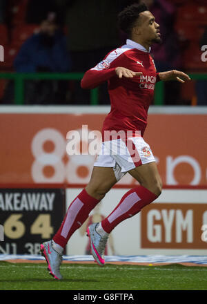 Nicky Ajose di Swindon Town festeggia il secondo obiettivo della partita durante la partita Sky Bet League One al County Ground, Swindon. PREMERE ASSOCIAZIONE foto. Data immagine: Sabato 14 novembre 2015. Vedi la storia di PA SOCCER Swindon. Il credito fotografico deve essere: Jon Buckle/PA Wire. Nessun utilizzo con audio, video, dati, elenchi di apparecchi, logo di club/campionato o servizi "live" non autorizzati. Foto Stock