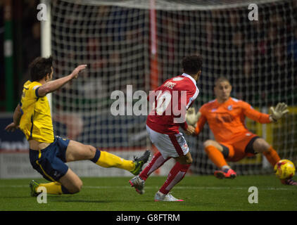 Il Nicky Ajose di Swindon Town segna il secondo obiettivo del gioco durante la partita della Sky Bet League One al County Ground di Swindon. Foto Stock