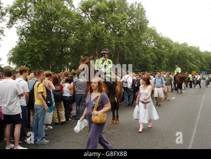 Tifosi Live8 in attesa che i cancelli si aprano. Gli occhi del mondo saranno su Live 8, il più grande evento nella storia della musica. Il concerto di Londra inizierà alle 14:00. Foto Stock