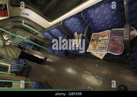 Farage io pensa che il suo tutto su scartato pagina anteriore del giornale Metro di Londra trasporto in treno il giorno dopo il voto Brexit Foto Stock