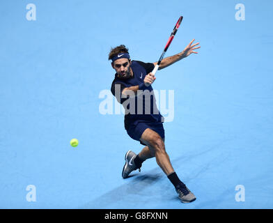 Roger Federer in Svizzera durante il quinto giorno delle finali dell'ATP World Tour alla O2 Arena di Londra. PREMERE FOTO DI ASSOCIAZIONE. Data immagine: Giovedì 19 novembre 2015. Vedi PA storia TENNIS Londra. Il credito fotografico dovrebbe essere: Adam Davy/PA Wire. RESTRIZIONI: , Nessun uso commerciale senza previa autorizzazione, si prega di contattare PA Images per ulteriori informazioni: Tel: +44 (0) 115 8447447. Foto Stock