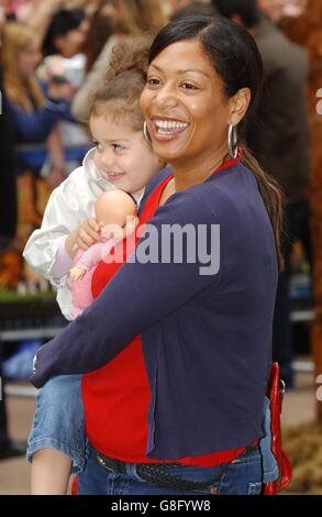 UK Charity Premiere of Madagascar - Empire Leicester Square. Lisa l'Anson e la famiglia arrivano. Foto Stock