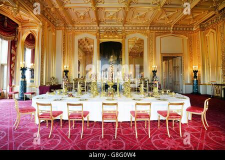 Un tavolo da pranzo decorato con oro argentato del servizio George IV Grand, nella sala da pranzo di Stato, come parte della mostra natalizia del Castello di Windsor, mentre gli Appartamenti di Stato saranno trasformati con una festosa esposizione a tema Regency per mostrare come il Principe Reggente (il futuro Giorgio IV) Festeggiato Natale al Castello nei primi anni del 19 ° secolo. Foto Stock