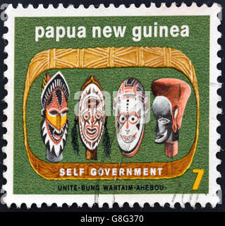 PAPUA NUOVA GUINEA - circa 1973: un timbro stampato in Papua Nuova Guinea mostra le maschere, circa 1973. Foto Stock