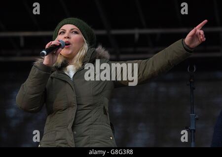 La Charlotte Church si esibisce dopo una marcia a Londra, chiedendo un’azione ambiziosa per affrontare il cambiamento climatico. Foto Stock