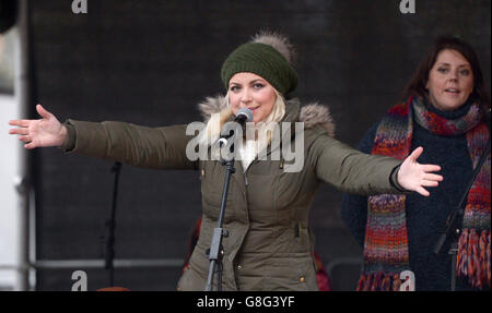 La Charlotte Church si esibisce dopo una marcia a Londra, chiedendo un’azione ambiziosa per affrontare il cambiamento climatico. Foto Stock