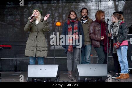 Charlotte Church (a sinistra) si esibisce dopo una marcia a Londra, chiedendo un’azione ambiziosa per affrontare il cambiamento climatico. Foto Stock