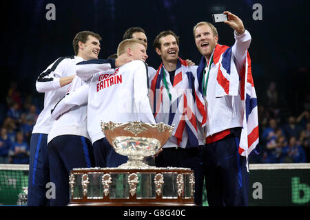 Dominic Inglot della Gran Bretagna prende un selfie dei suoi compagni di squadra tra cui Kyle Edmund (terzo da destra), Andy Murray (secondo da destra) e Jamie Murray (sinistra) durante il terzo giorno della finale della Coppa Davis al Flanders Expo Center di Gand. Foto Stock