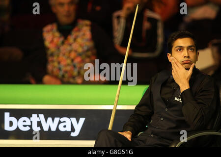 Aditya Mehta dell'India durante il quinto giorno del Betway UK Snooker Championship 2015 allo York Barbican, York. PREMERE ASSOCIAZIONE foto. Data immagine: Domenica 29 novembre 2015. Vedi la storia di PA SNOOKER York. Il credito fotografico dovrebbe essere: Richard Sellers/PA Wire. Foto Stock