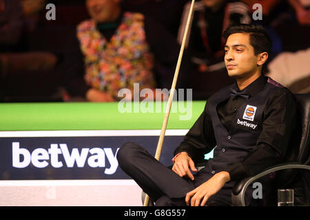 Aditya Mehta dell'India durante il quinto giorno del Betway UK Snooker Championship 2015 allo York Barbican, York. Foto Stock