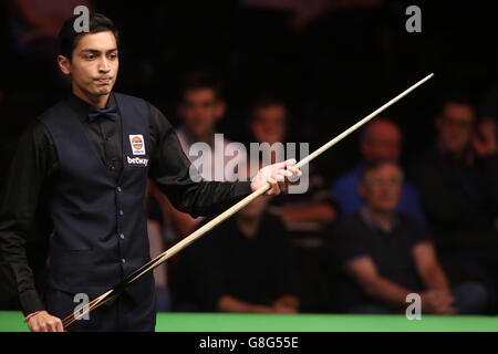 Aditya Mehta dell'India durante il quinto giorno del Betway UK Snooker Championship 2015 allo York Barbican, York. Foto Stock