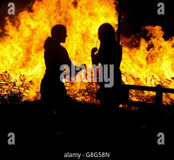 Falò per contrassegnare l'ordine d'Orange Calendario - Broughshane, County Antrim Foto Stock